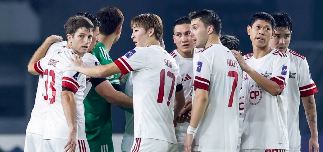 Doi bong Thai Lan bo tran dau tren dat Campuchia hinh anh