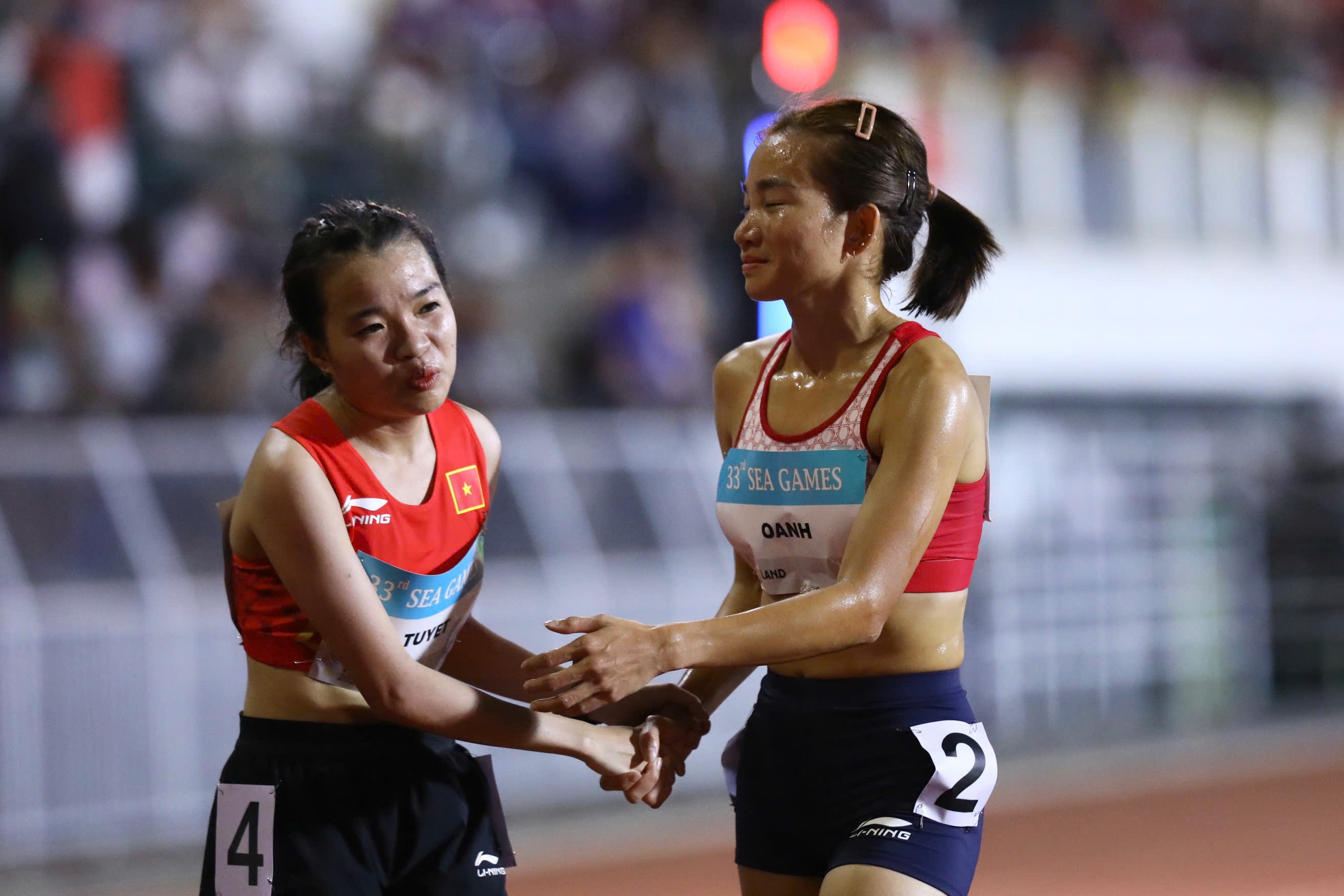 Nguyen Thi Oanh bao ve thanh cong HCV 10.000 m hinh anh