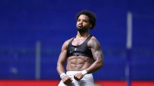 Xuan Son khoe co bung 6 mui nhu Ronaldo hinh anh