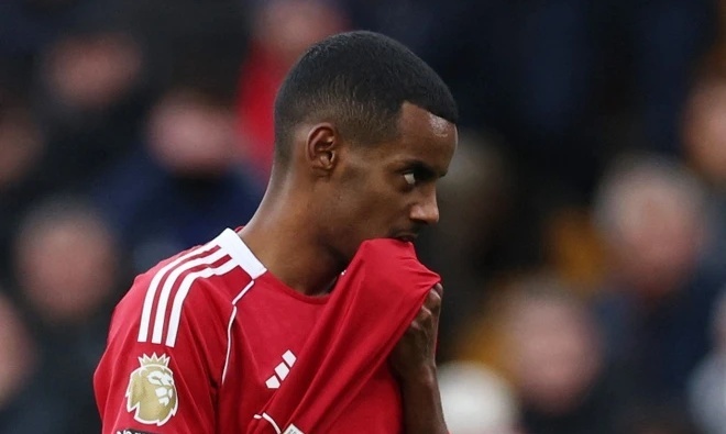 Hamann: 'Liverpool co the ban Isak cho Barcelona' hinh anh