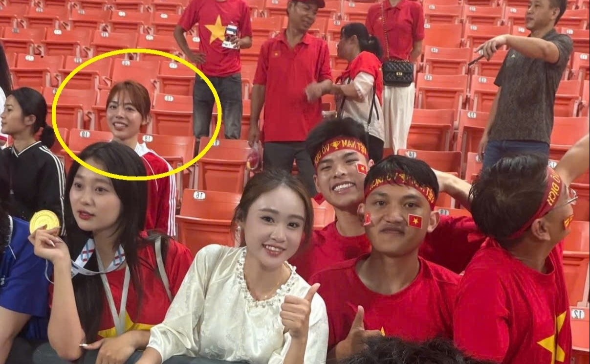 Buc anh Thanh Thao nhin len Ly Duc gay sot hinh anh