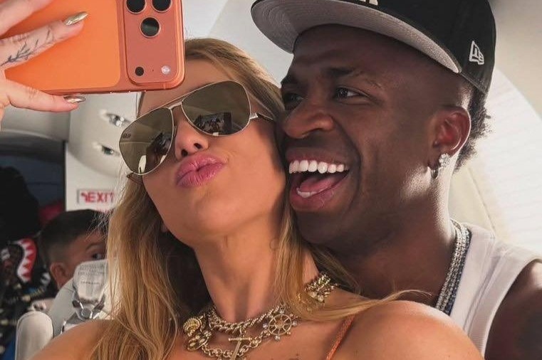 Buc anh Vinicius ben ban gai goi cam gay chu y hinh anh