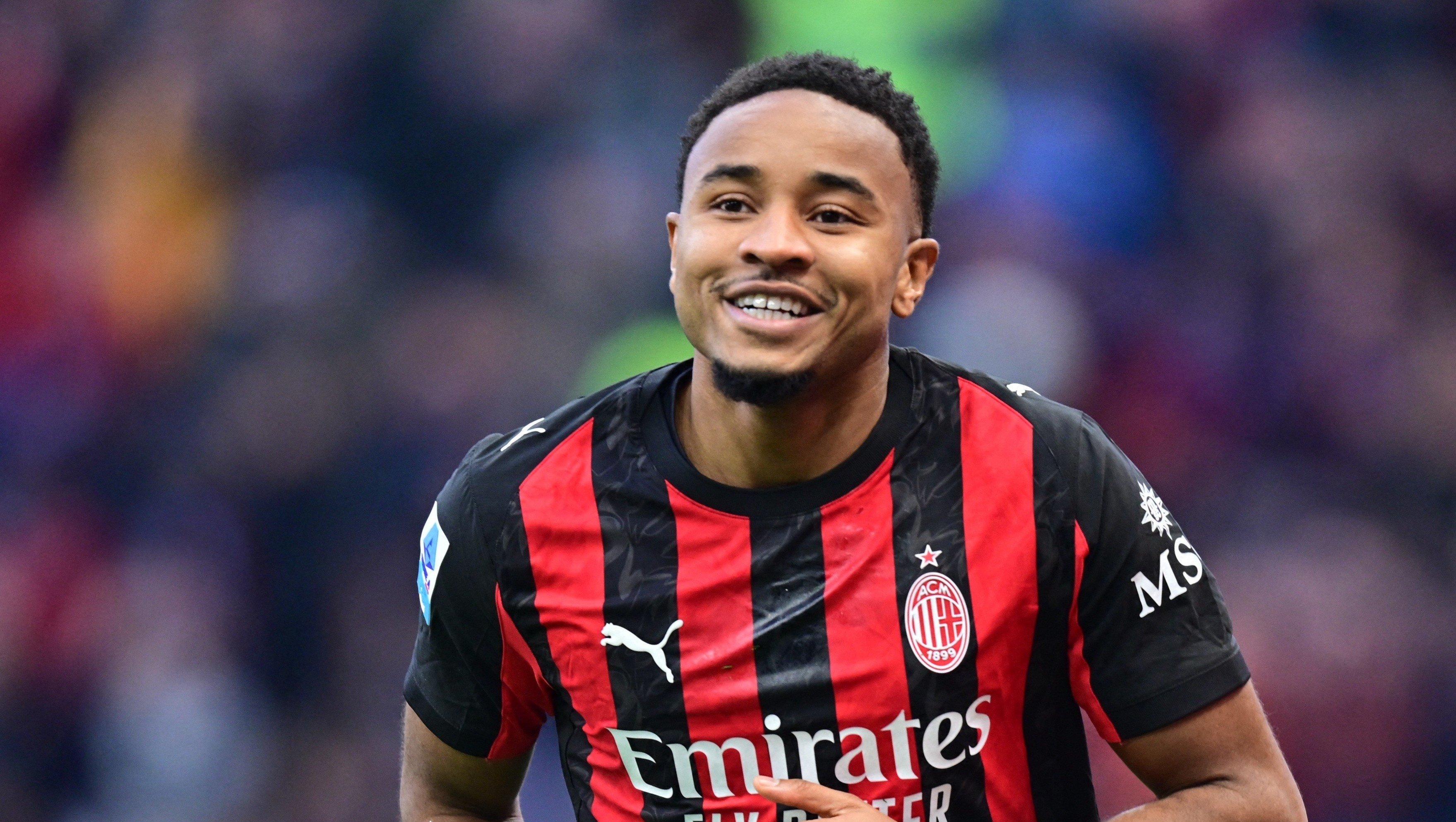 AC Milan bay cao hinh anh