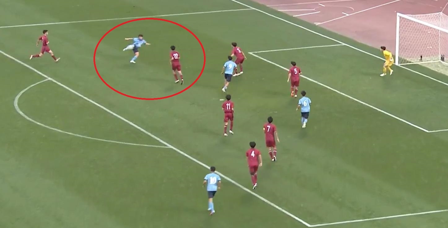 Sieu pham volley kieu Zidane o giai bong da hoc duong Nhat Ban hinh anh