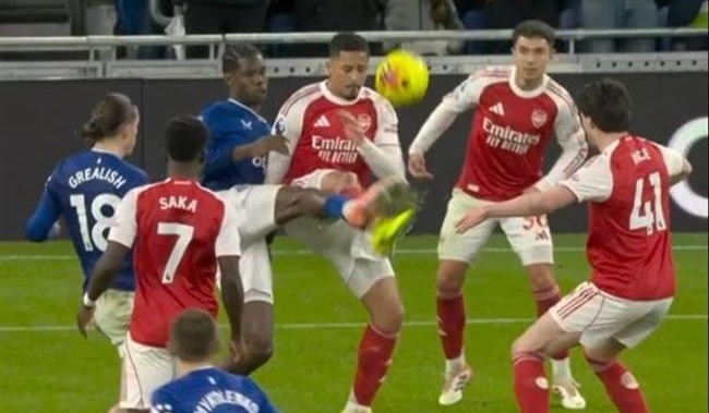 Sai lam nghiem trong giup Arsenal huong loi hinh anh