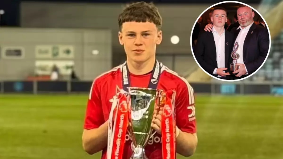 Con trai Rooney bi cam mang giay hieu o MU hinh anh