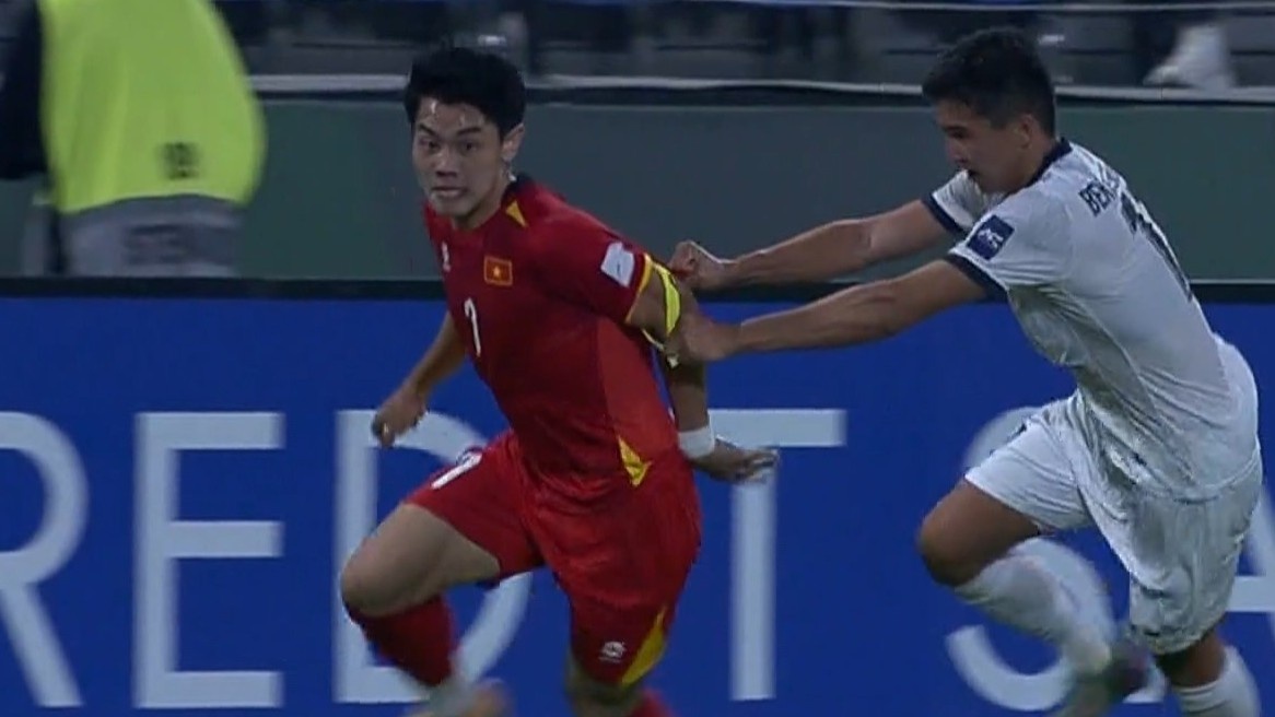 Khoanh khac Dinh Bac bi giat doi thu bang doi truong hinh anh