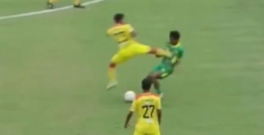 Cau thu Indonesia bo bong da nguoi hinh anh