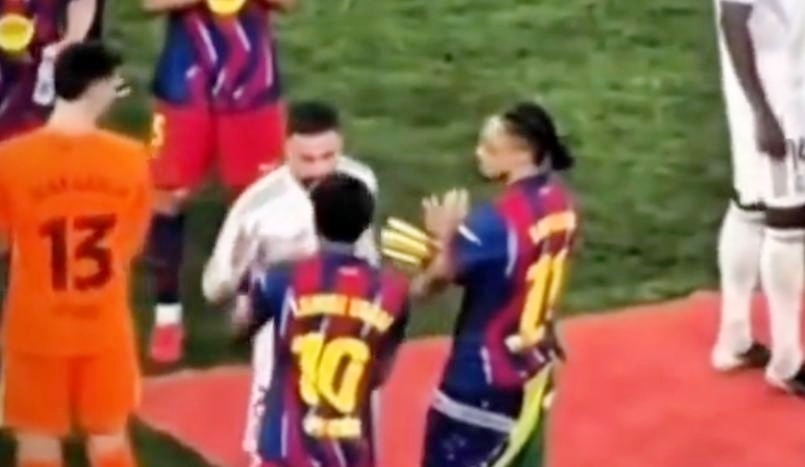 Carvajal gay sot khi bat tay Yamal hinh anh