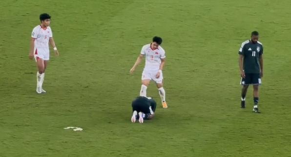 Dinh Bac va dong doi an ui cau thu U23 Saudi Arabia bat khoc hinh anh