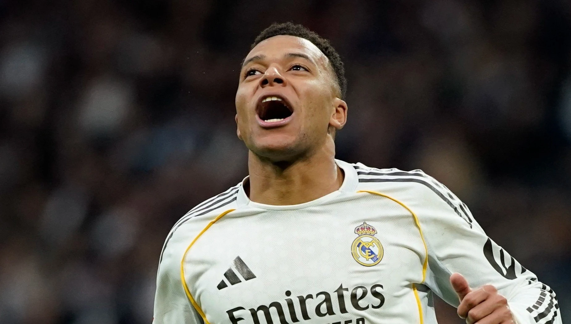 Real Madrid pha hoi nong vao gay Barcelona hinh anh