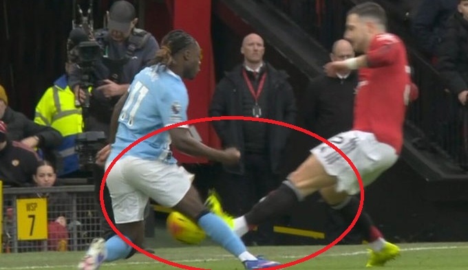 Tranh cai o derby Manchester hinh anh