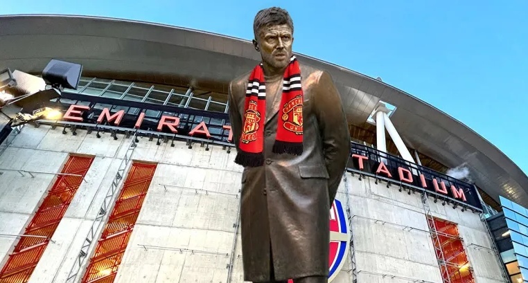 CDV Arsenal doi dung tuong Carrick truoc san Emirates hinh anh