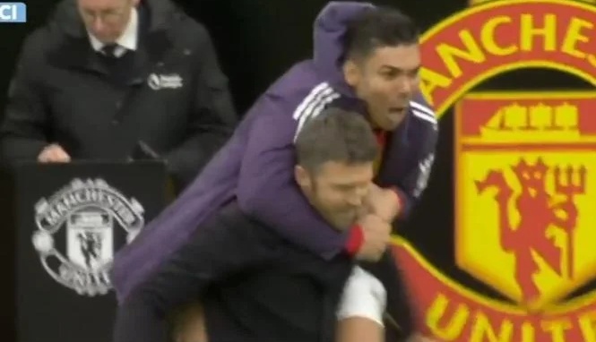 Khoanh khac gay chu y cua Casemiro voi Carrick hinh anh