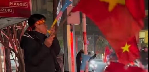 Bo con Duy Manh 'di bao' rang sang mung chien thang cua U23 Viet Nam hinh anh