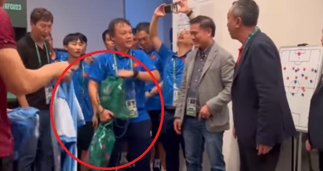 Ban to chuc trao chuy huong cho U23 Viet Nam bang tui rut hinh anh