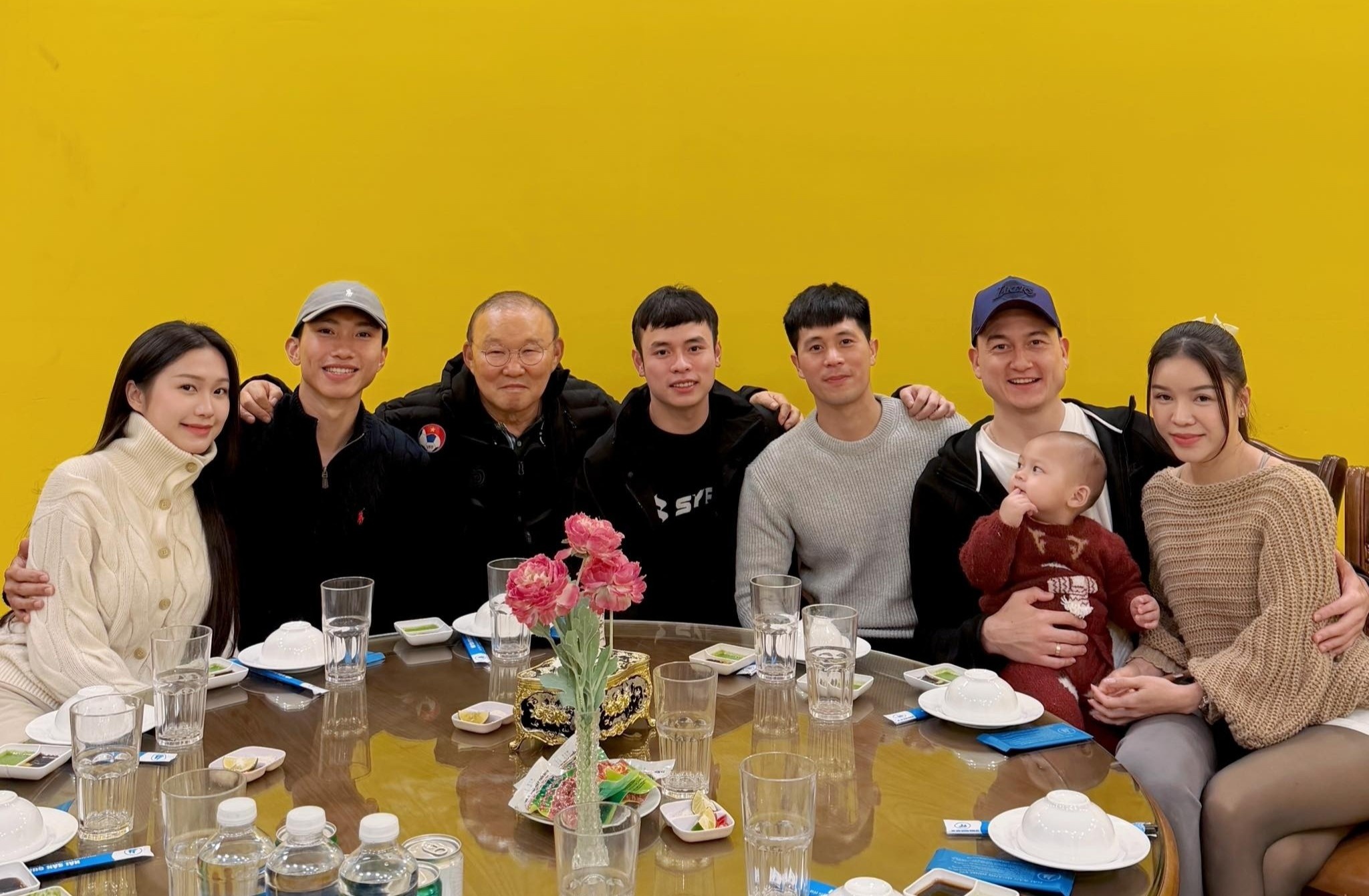 HLV Park Hang-seo gap Van Hau va cac tro cu hinh anh