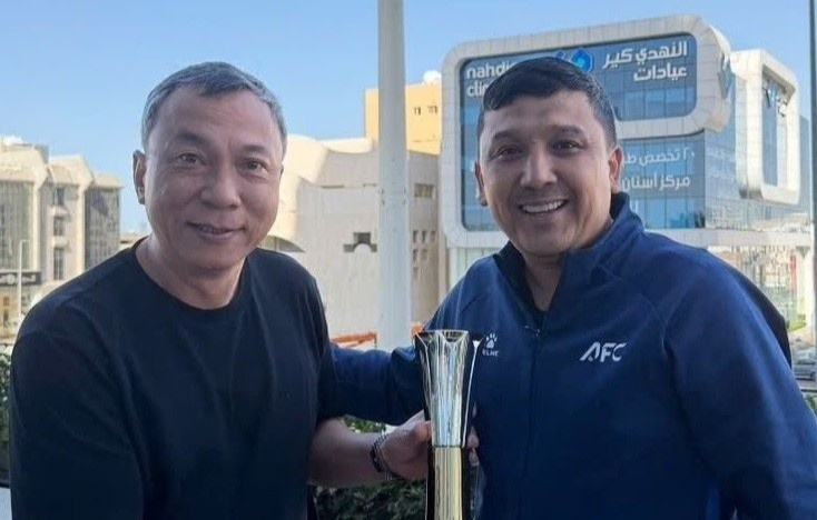 Can canh chiec cup 'Cau thu hay nhat' duoc trao cho Dinh Bac hinh anh