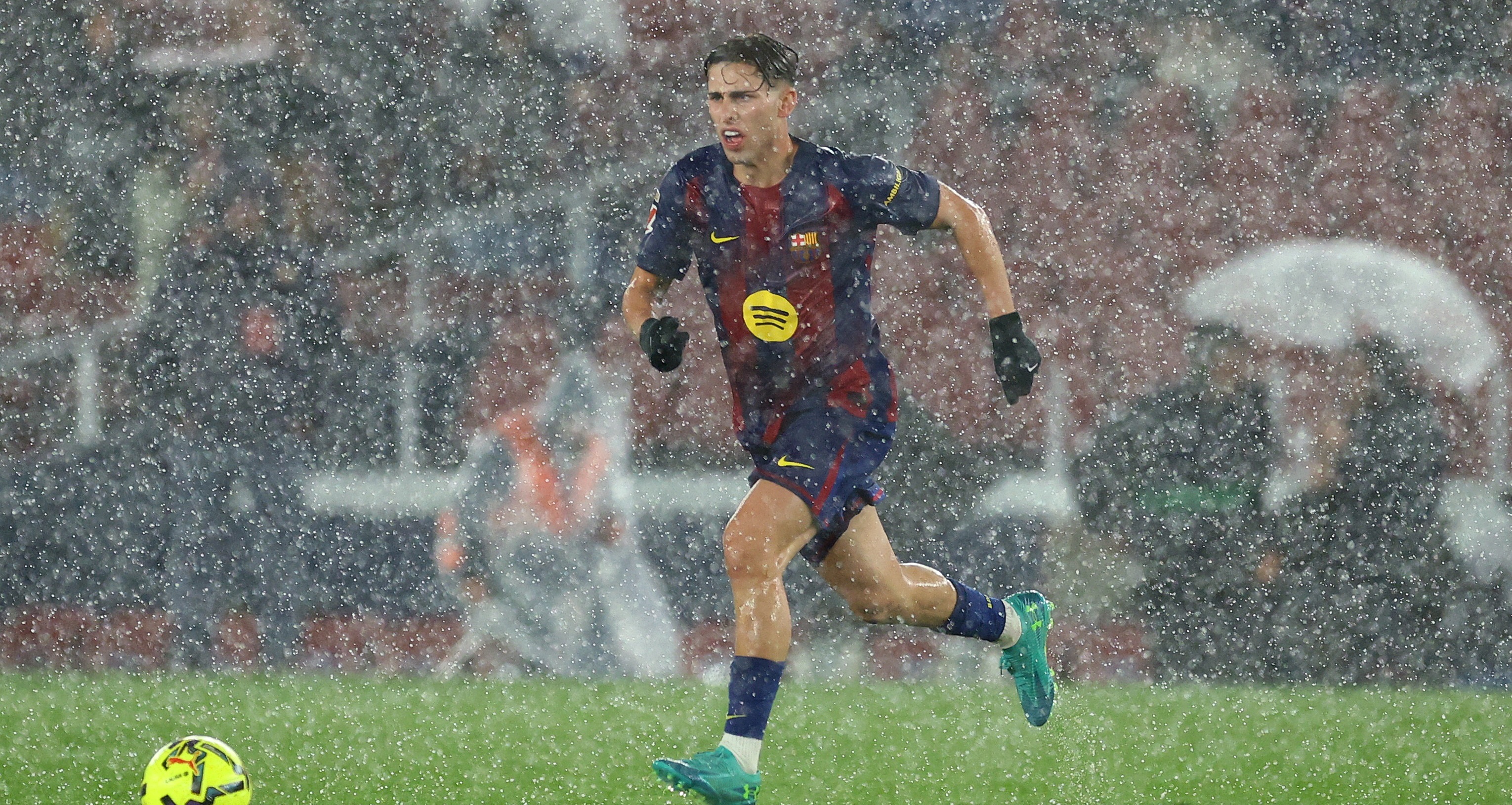 Canh tuong kho tin o san Camp Nou hinh anh