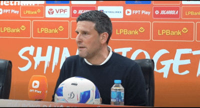 HLV Ninh Bình giận dữ, liên tục đập bàn