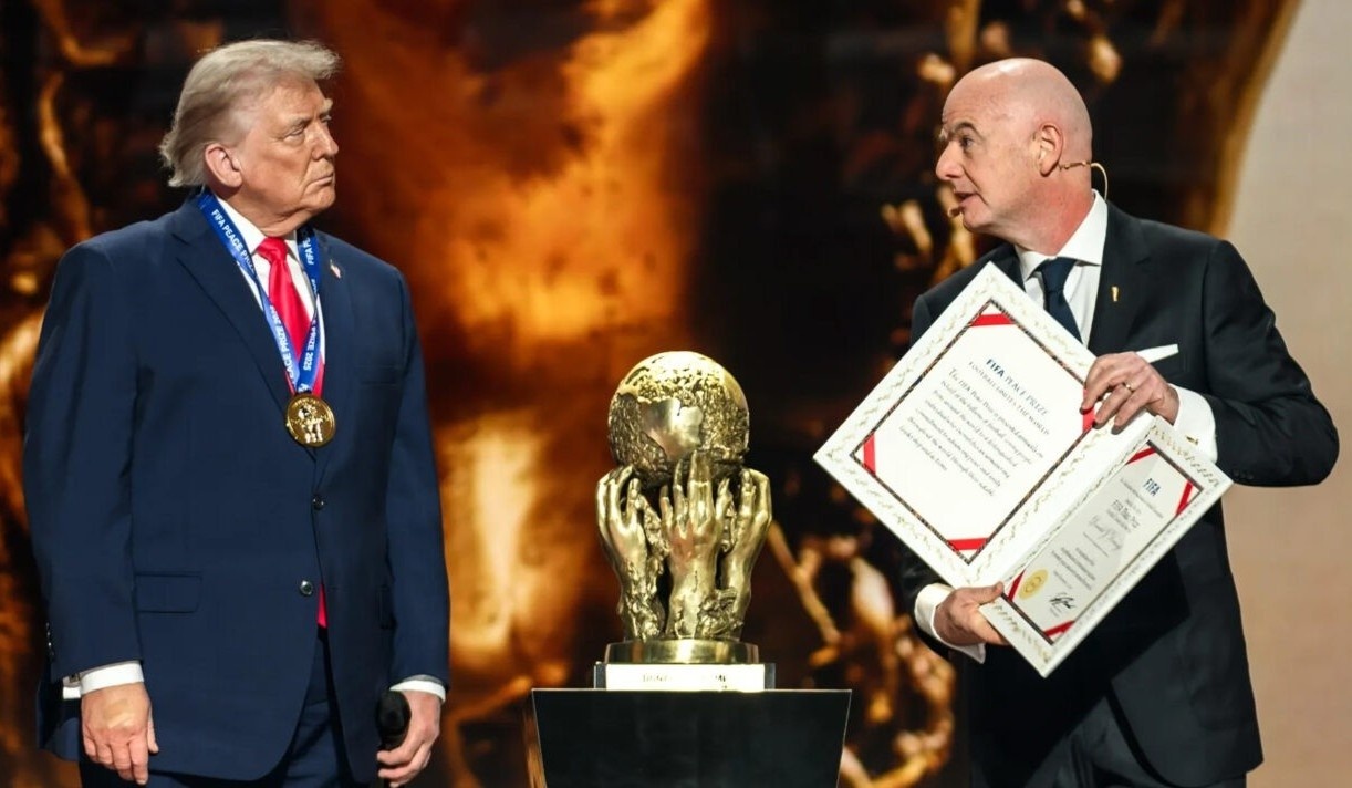 Chu tich FIFA len tieng ve giai thuong tranh cai cua ong Trump hinh anh
