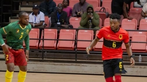 Tran thua 0-12 gay bao bong da chau Phi hinh anh