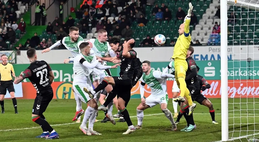 Tran dau 'dien ro' nhat lich su bong da Duc hinh anh