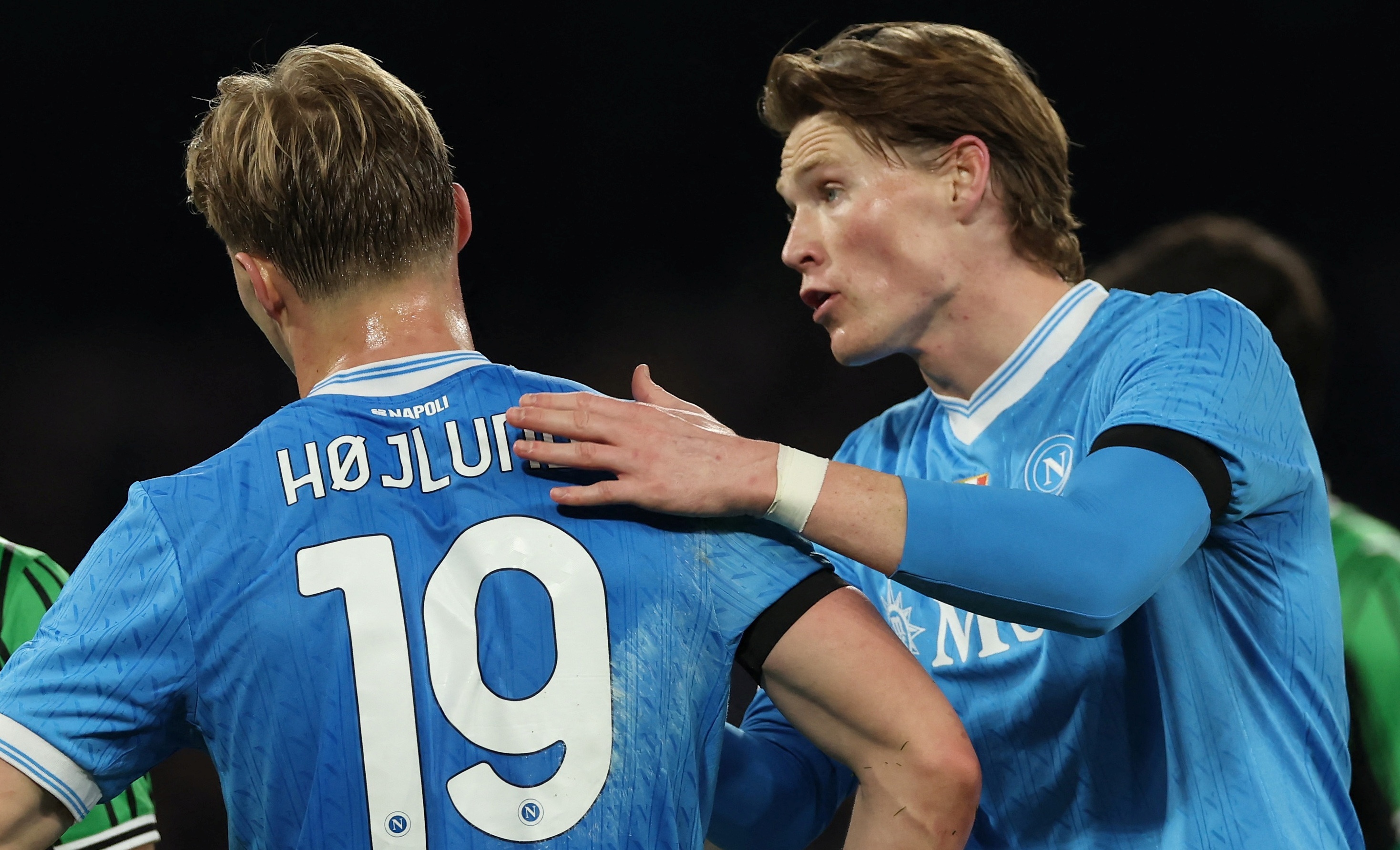 Hojlund va McTominay thang hoa hinh anh