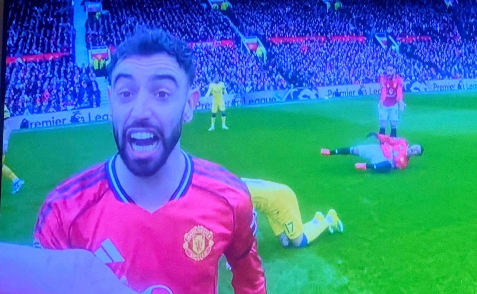 Khoanh khac Fernandes pressing trong tai gay bao hinh anh