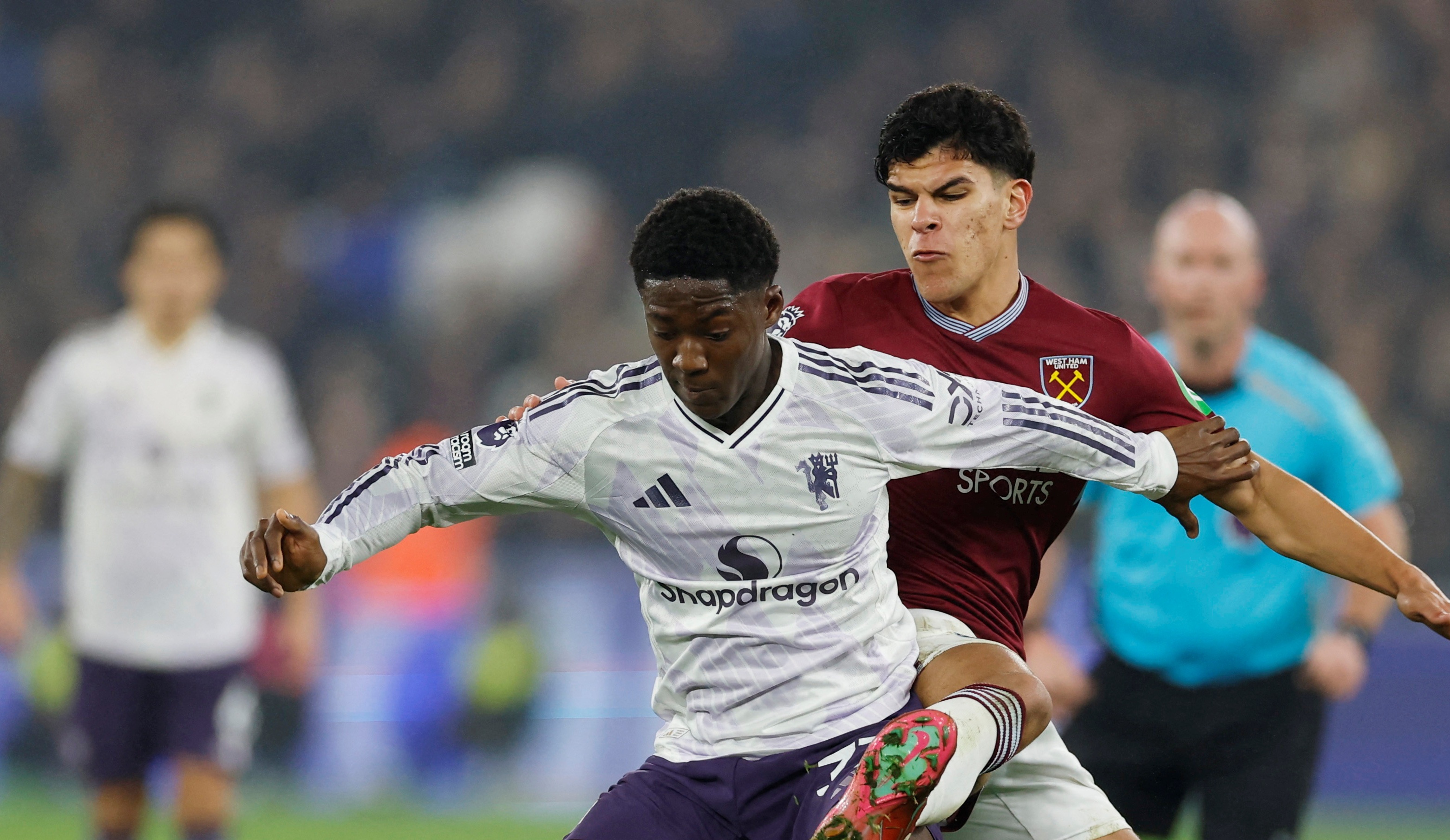 Mainoo lai toa sang hinh anh