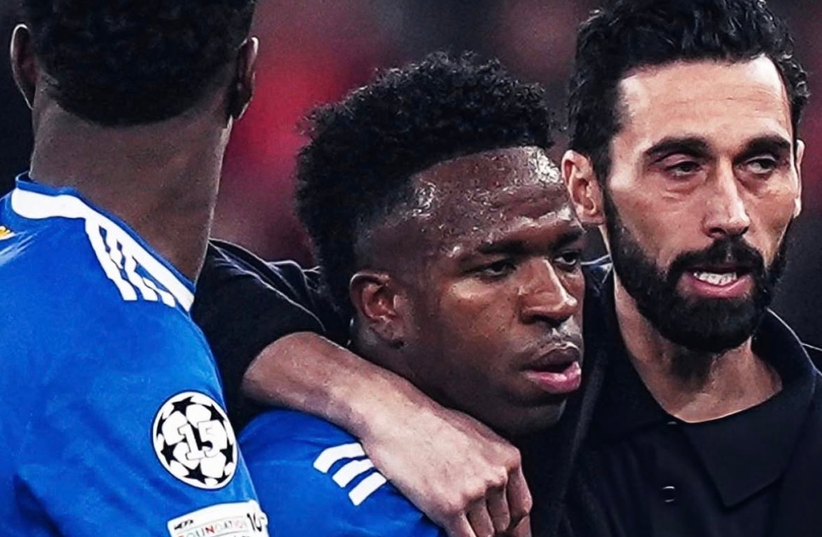 Vinicius len tieng khi bi goi la 'con khi' hinh anh