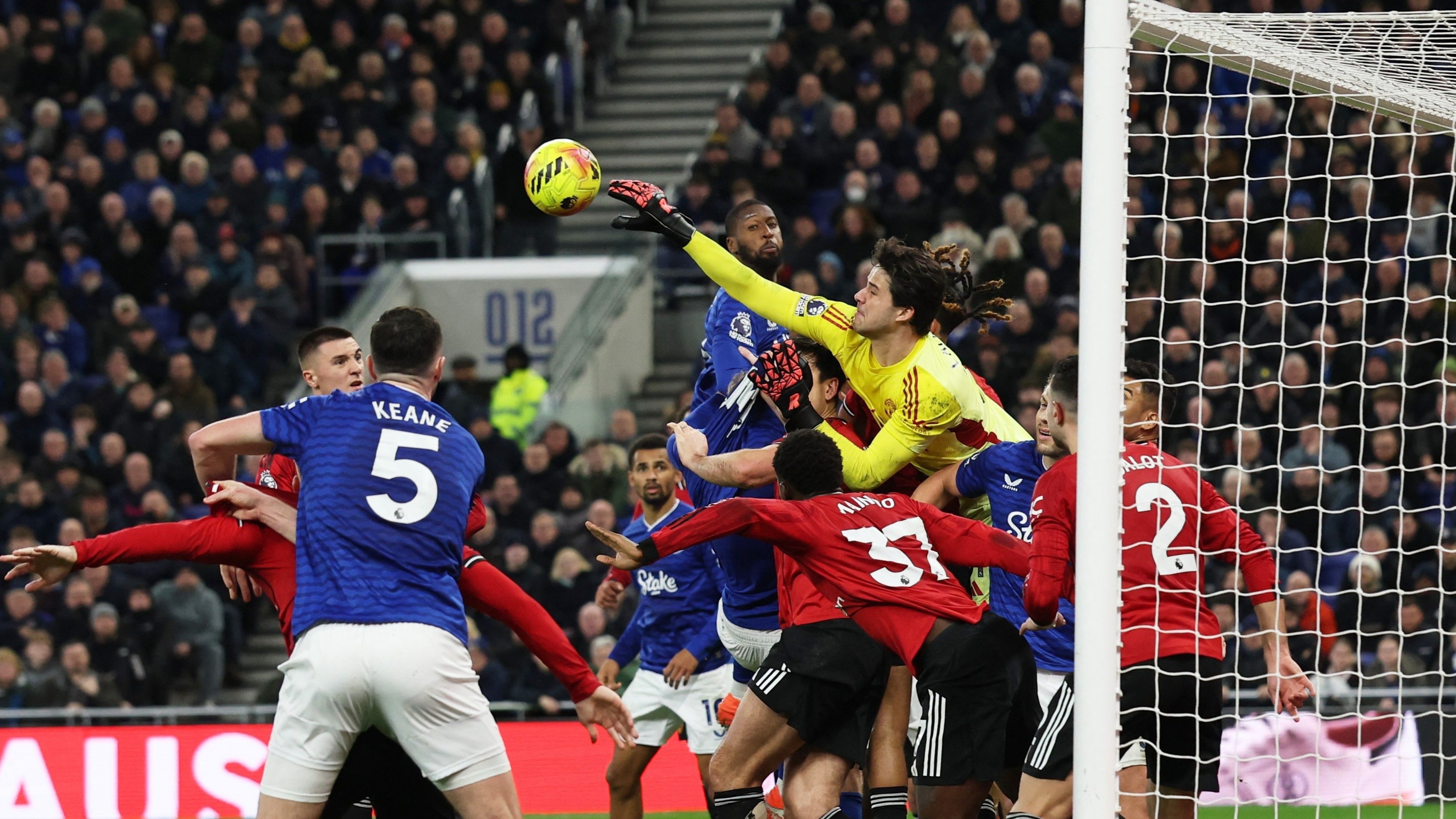 Everton lam moi cach van bat luc truoc Lammens hinh anh