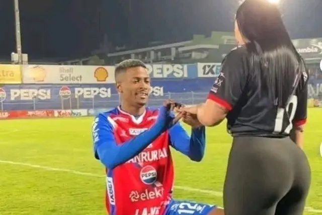 Cau thu cau hon roi chia tay ban gai sau 3 ngay hinh anh