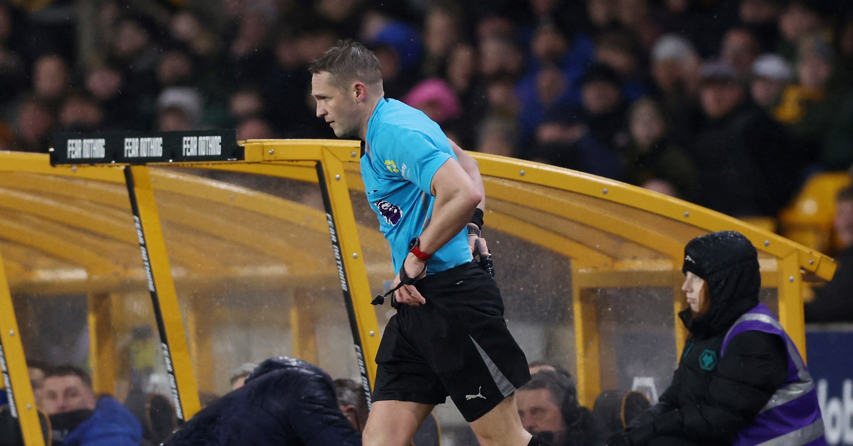 Trong tai bo do tran dau gan 3 phut o Premier League hinh anh