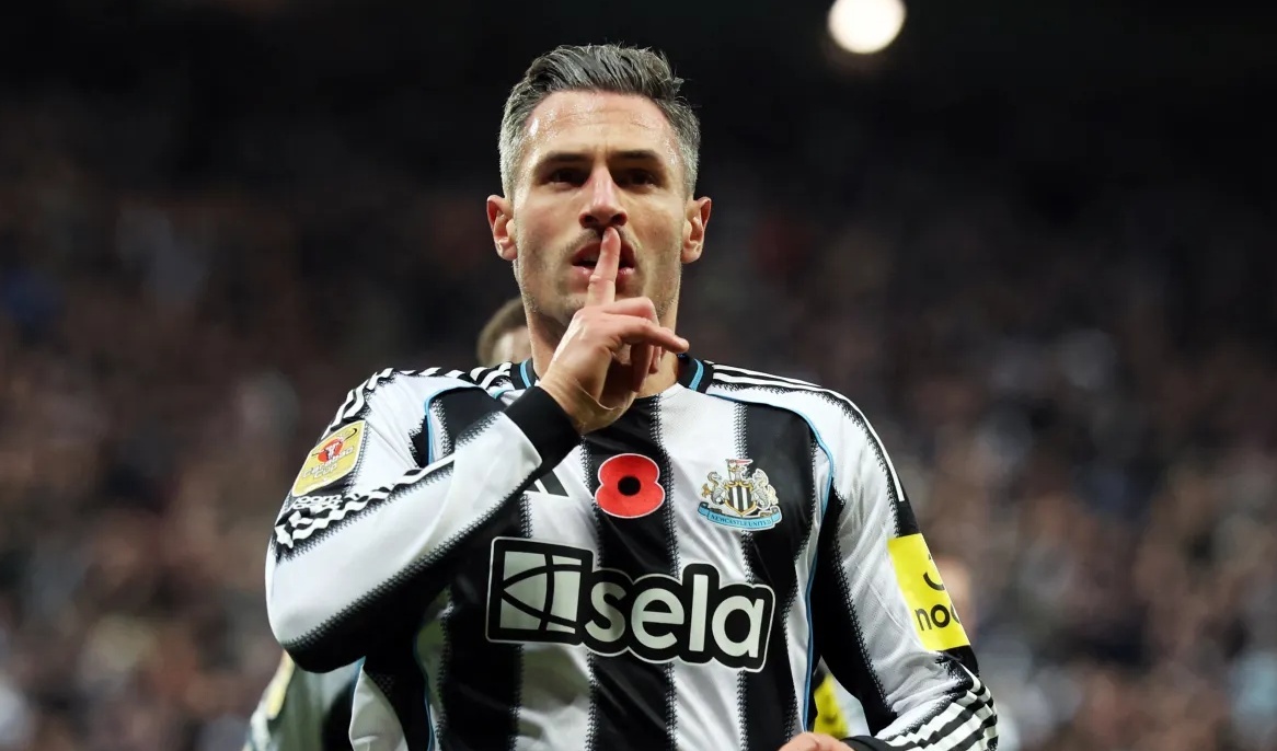 Cau thu Premier League so hai, xuong ham tru an giua bom dan hinh anh