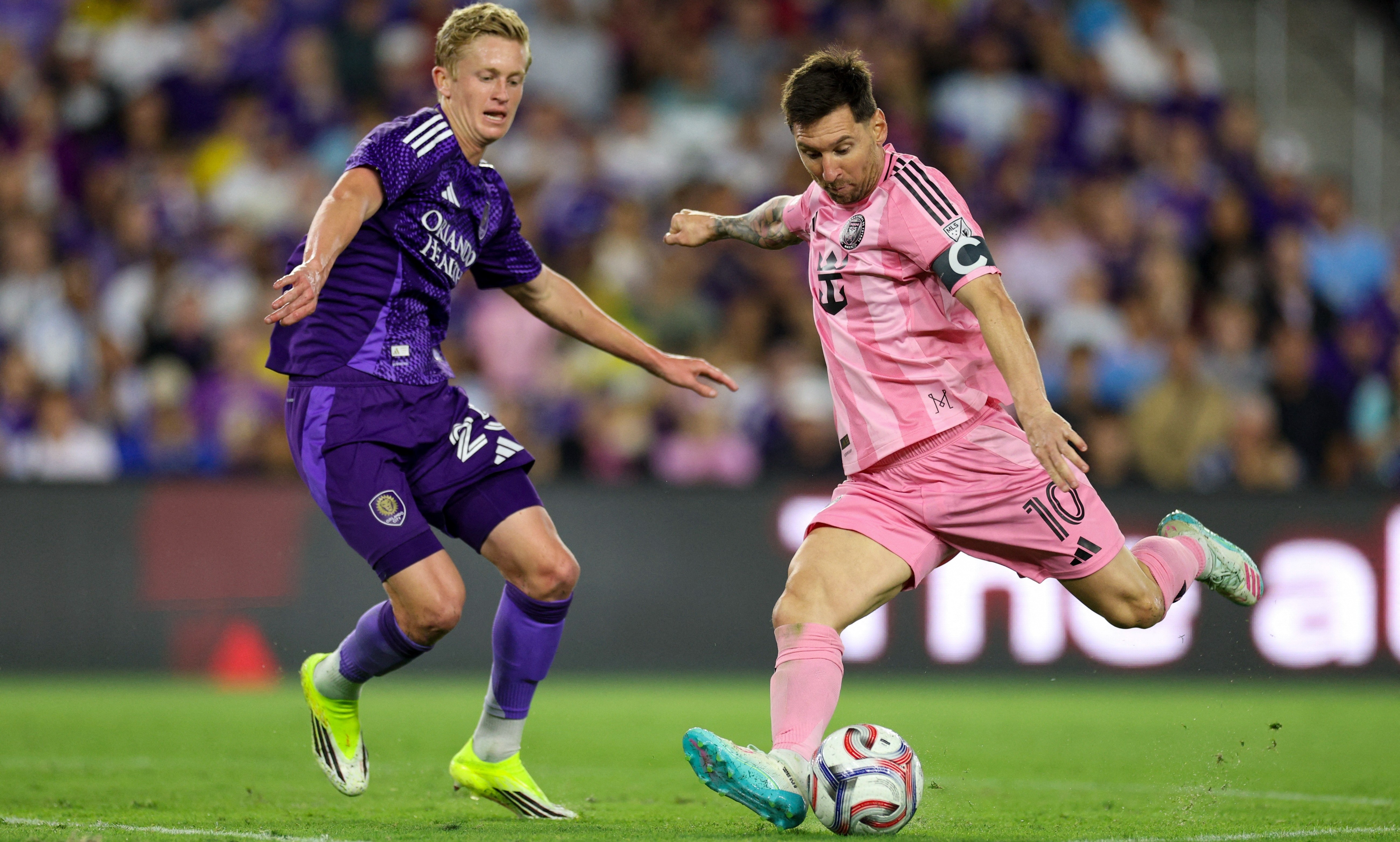 Cu dup tu ngoai vung cam cua Messi hinh anh