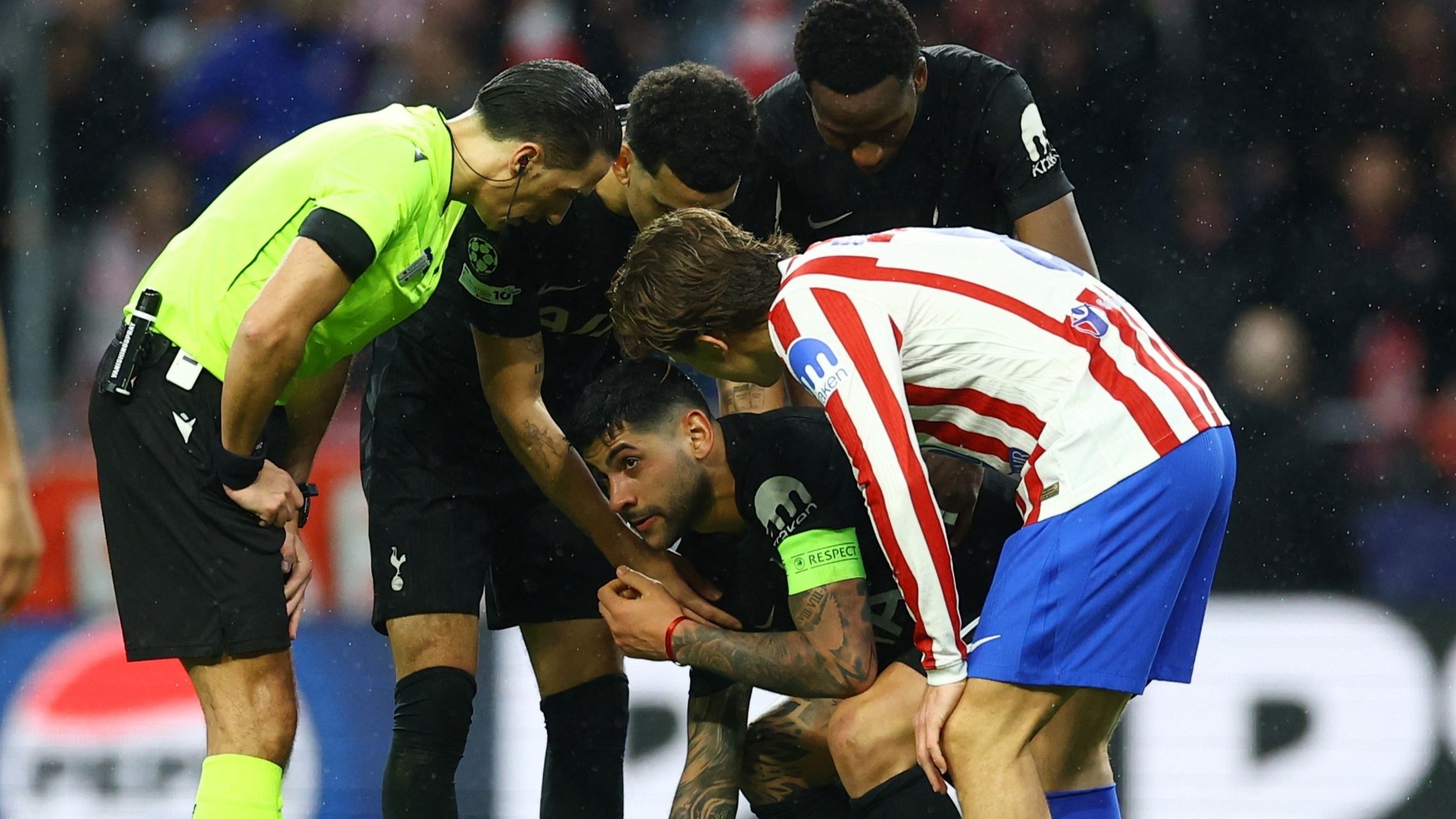 Them cu soc voi Tottenham hinh anh