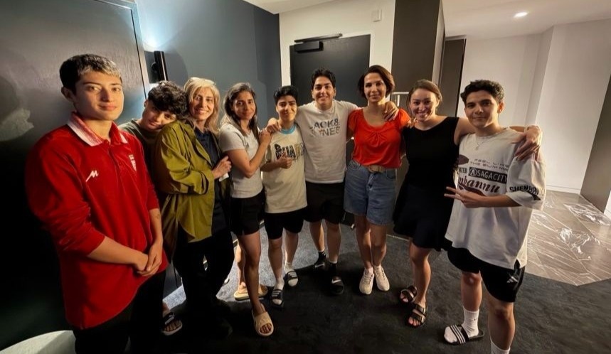 Phia Iran to Australia bat giu cau thu lam con tin hinh anh