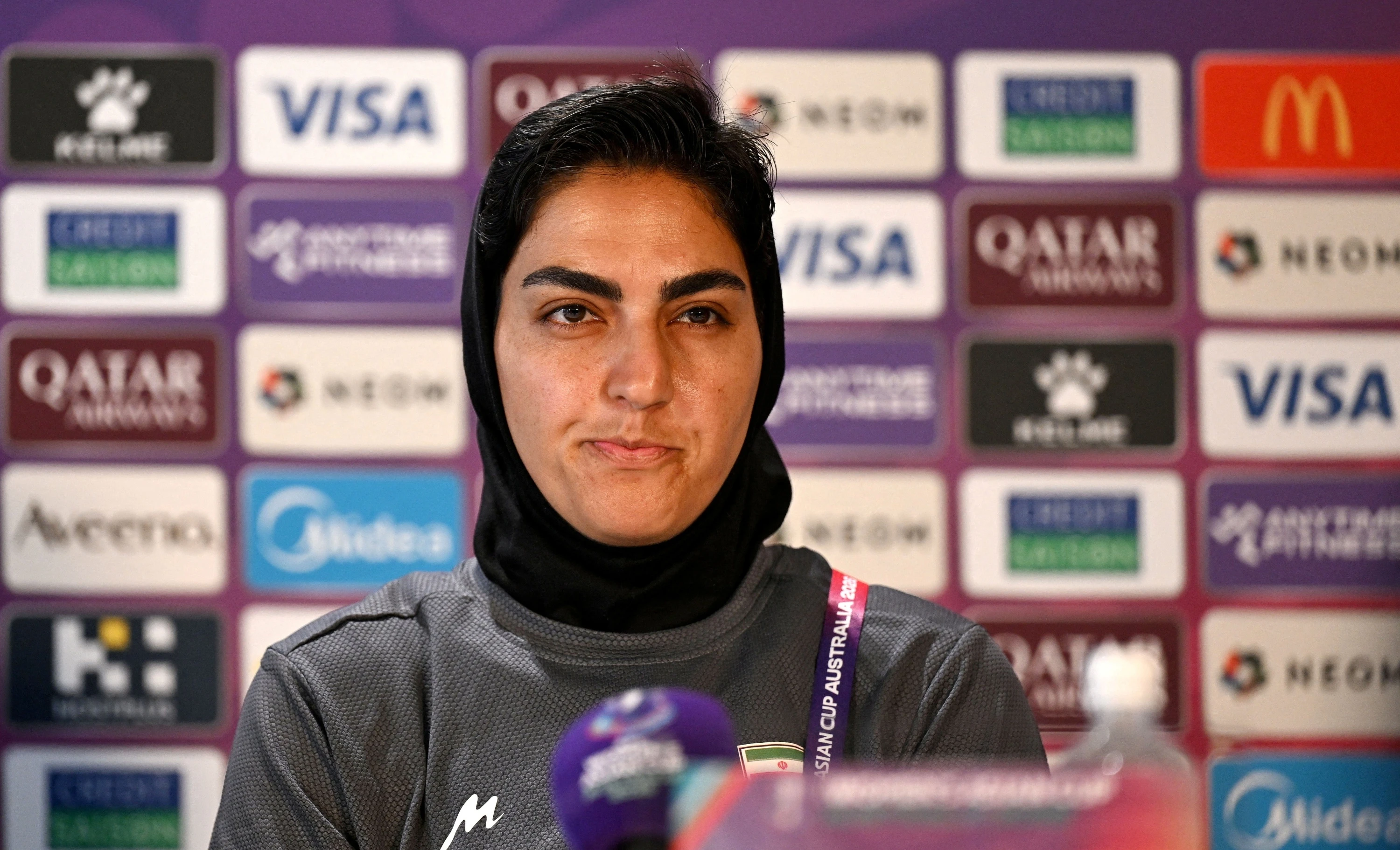 Cau thu nu Iran lan luot tro ve nuoc hinh anh