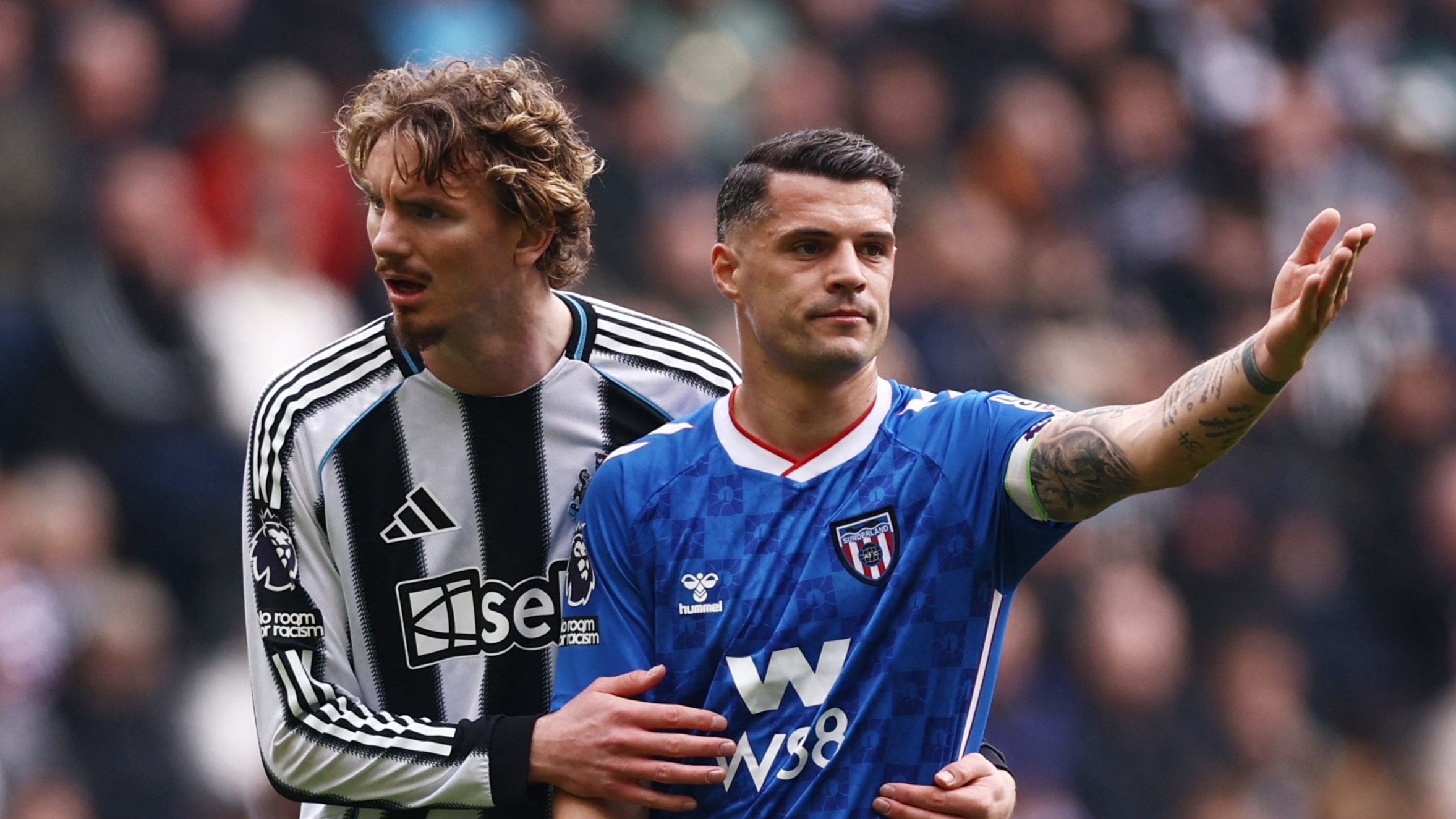 Tran cau hon loan o Premier League hinh anh