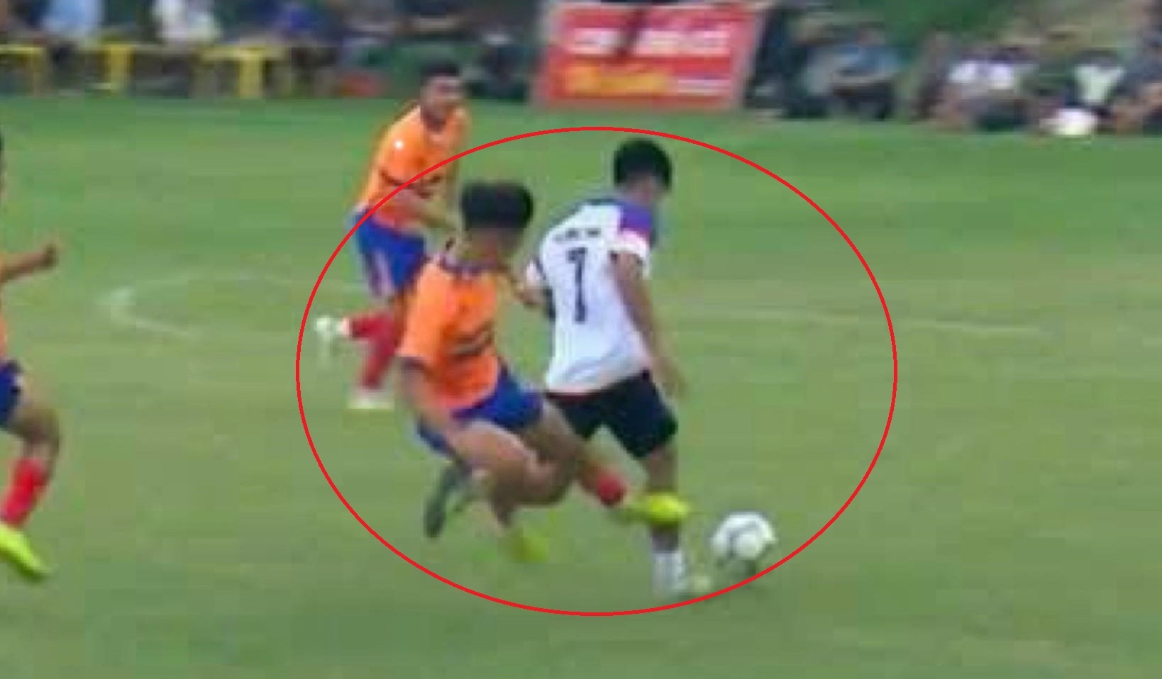 Pha vao bong ghe ron o giai hoi lang hinh anh