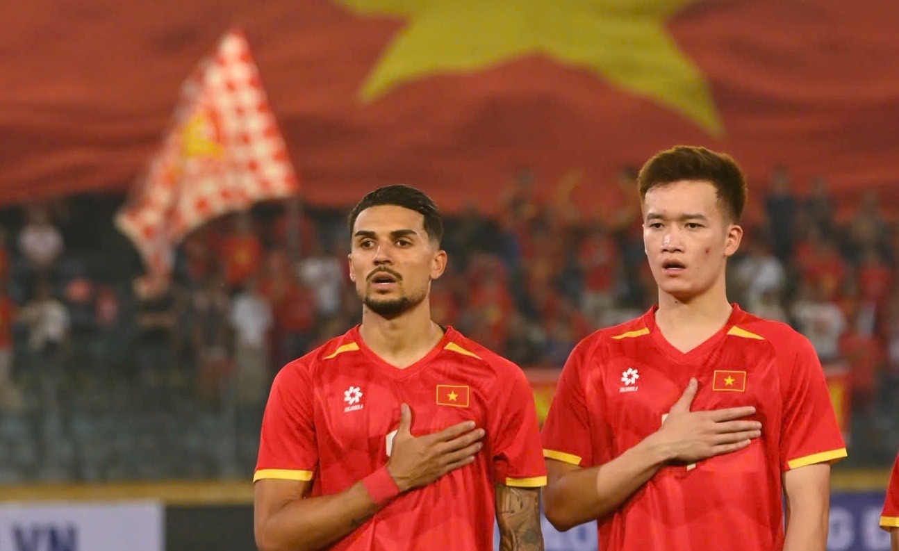 Hoang Hen noi gi khi ra mat tuyen Viet Nam? hinh anh