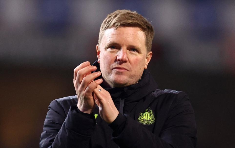 Newcastle can nhac sa thai HLV Howe hinh anh