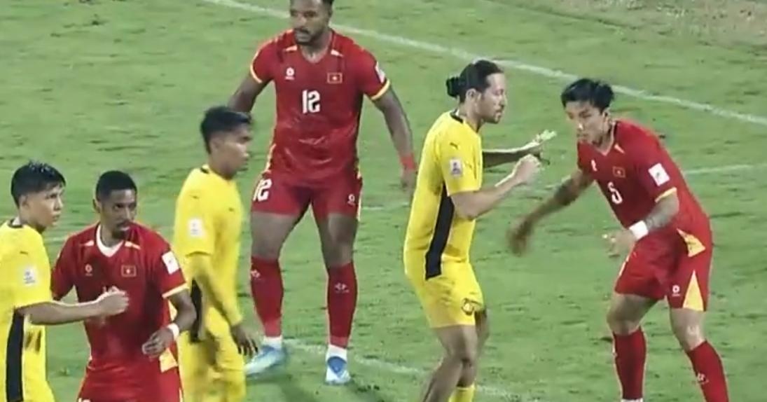 Ly do Viet Nam bi thoi penalty truoc Malaysia hinh anh