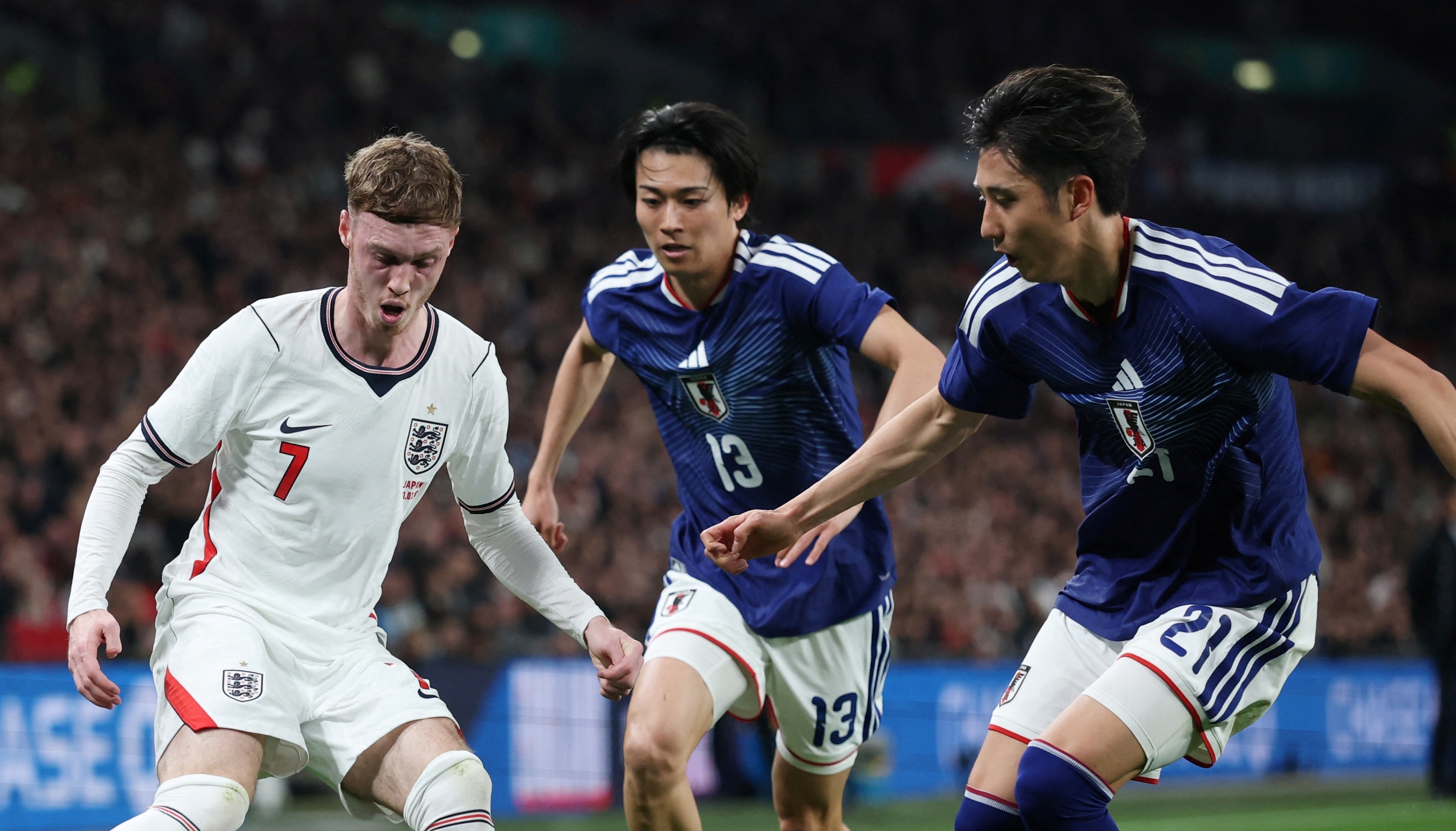 Fan tuyen Anh noi gian hinh anh