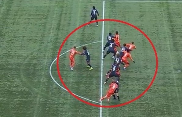 Canh tuong dien ro o bong da Canada hinh anh