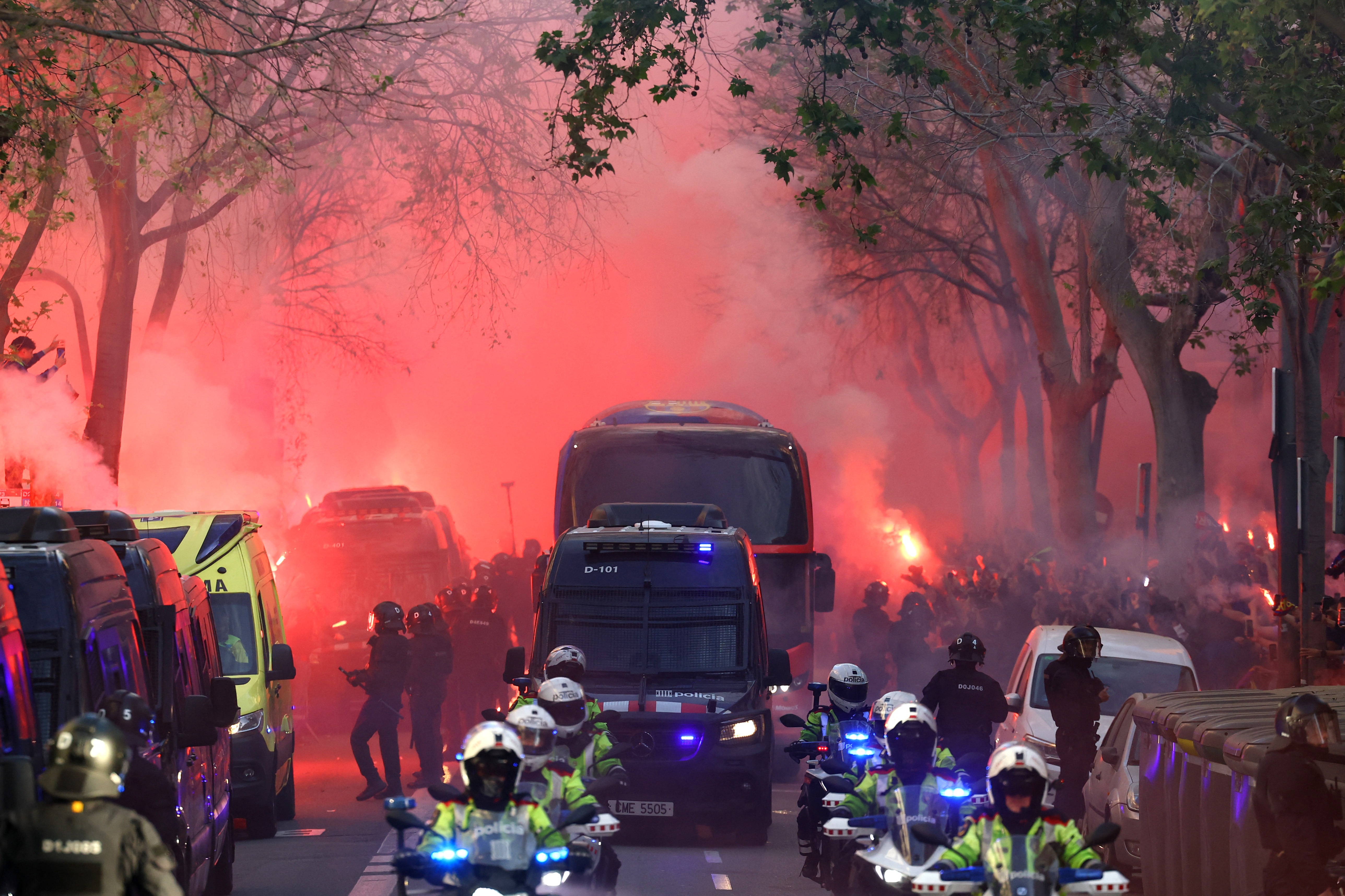 Barcelona nguy co bi UEFA trung phat hinh anh