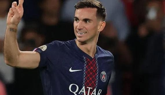 Cau thu khien PSG day song hinh anh