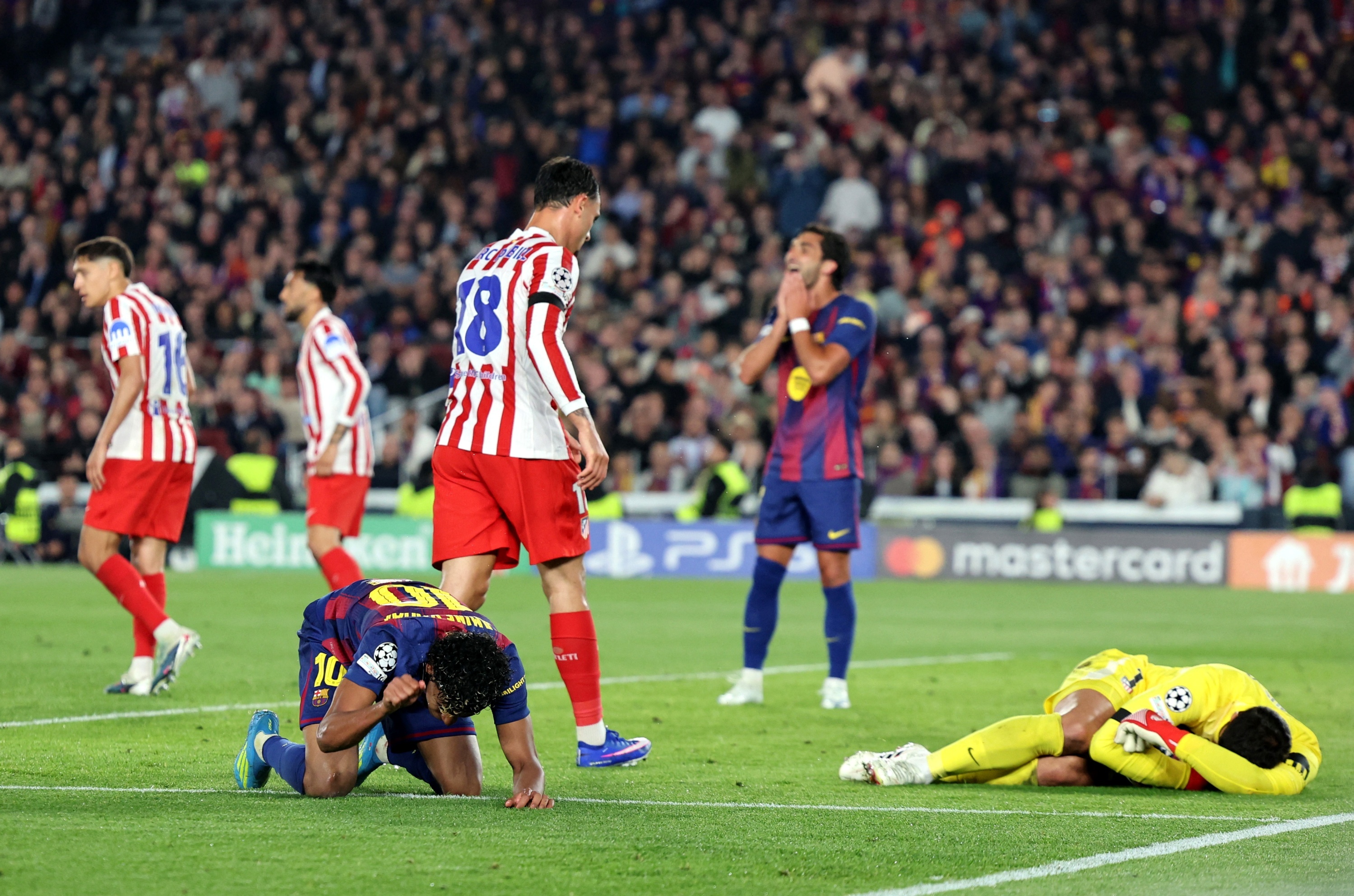 Cai dap tay bat luc cua Yamal hinh anh