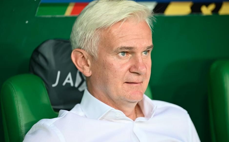 Cuu HLV Champions League dot ngot qua doi o tuoi 49 hinh anh